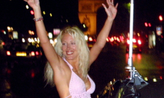 La gagnante Loana roule sur l'avenue la Grande Armée à Paris après avoir quitté le loft, le 05 juillet 2001, à l'issue de la soirée finale de Loft Story diffusée sur la chaîne M6 ( AFP / OLIVIER MORIN )