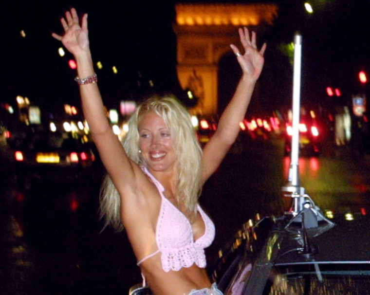 La gagnante Loana roule sur l'avenue la Grande Armée à Paris après avoir quitté le loft, le 05 juillet 2001, à l'issue de la soirée finale de Loft Story diffusée sur la chaîne M6 ( AFP / OLIVIER MORIN )