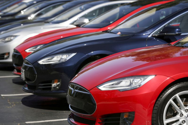 PHOTO DE DOSSIER : Une rangée de berlines Tesla Model S à l'extérieur du siège social de l'entreprise à Palo Alto, en Californie.