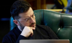 Le président ukrainien Volodymyr Zelensky écoute ses interlocuteurs - le président français, le Premier ministre anglais et le chancelier allemand - lors d'un échange téléphonique, dans son bureau à Kiev, le 21 novembre 2025  ( UKRAINIAN PRESIDENTIAL PRESS SERVICE / Handout )