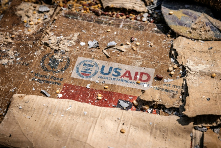 Un logo de l'Usaid sur un carton au milieu de restes éparpillés de boîtes et de matériaux abandonnés après des actes de vandalisme et de pillages à l'entrepôt du Programme alimentaire mondial (PAM) à Bukavu, le 21 février 2025 en RDC ( AFP / Luis TATO )