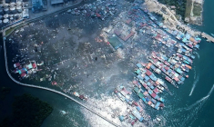Photo diffusée le 19 avril 2026 par les services malaisiens d’incendie et de secours de Sandakan montrant une vue aérienne du village de Kampung Bahagia dévasté après un incendie, dans l'Etat de Sabah, sur l’île de Bornéo ( Malaysia’s Sandakan Fire and Rescue Department / Handout )