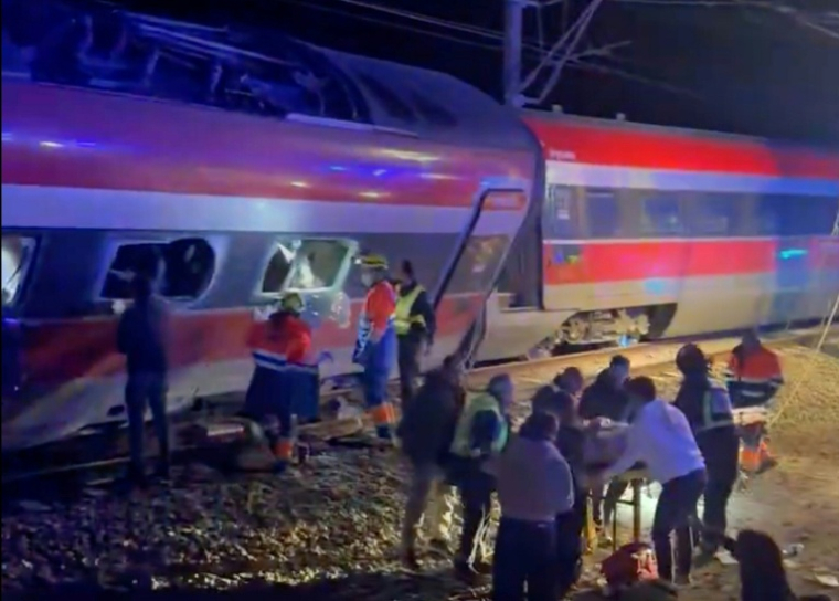 Cette capture vidéo tirée d'images publiées sur les réseaux sociaux et vérifiées par les équipes d'AFPTV à Madrid montre les secours à l'œuvre après un accident ferroviaire à Adamuz, dans le sud de l'Espagne, le 18 janvier 2026 ( @eleanorinthesky (via X) / -UGC )