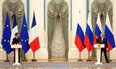 Le président russe Vladimir Poutine et le président français Emmanuel Macron, assistent à une conférence de presse conjointe, à Moscou