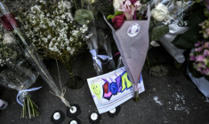 Des fleurs et des cartes déposées devant l'immeuble où résidait Lola, le 20 octobre 2022, à Paris ( AFP / STEPHANE DE SAKUTIN )