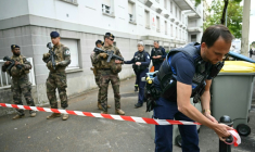 Un agent de la police municipale installe un ruban de police alors que des militaires de l'opération Sentinelle sont postés devant le lycée Notre-Dame de Toutes-Aides après une attaque au couteau, le 24 avril 2025 à Nantes, en Loire-Atlantique ( AFP / Loic VENANCE )