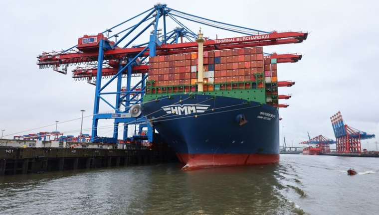 Un navire dans le port de Hambourg en Allemagne