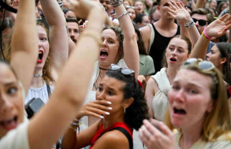 Des fans de Taylor Swift en pleurs après l'annulation de ses concerts à Vienne, en Autriche