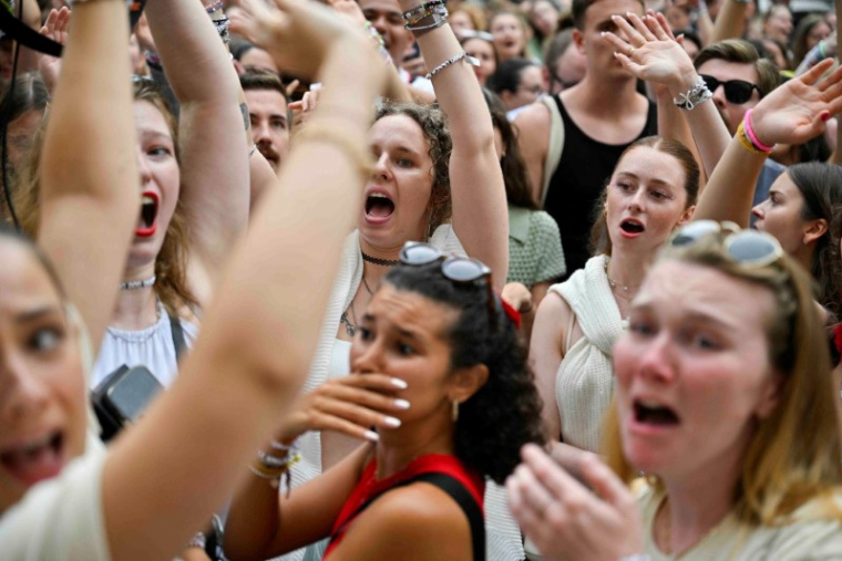 Des fans de Taylor Swift en pleurs après l'annulation de ses concerts à Vienne, en Autriche