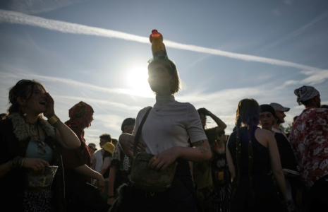 Des participants à une rave-party illégale, le 9 mai 2025 à Montvalent, dans le Lot ( AFP / Ed JONES )