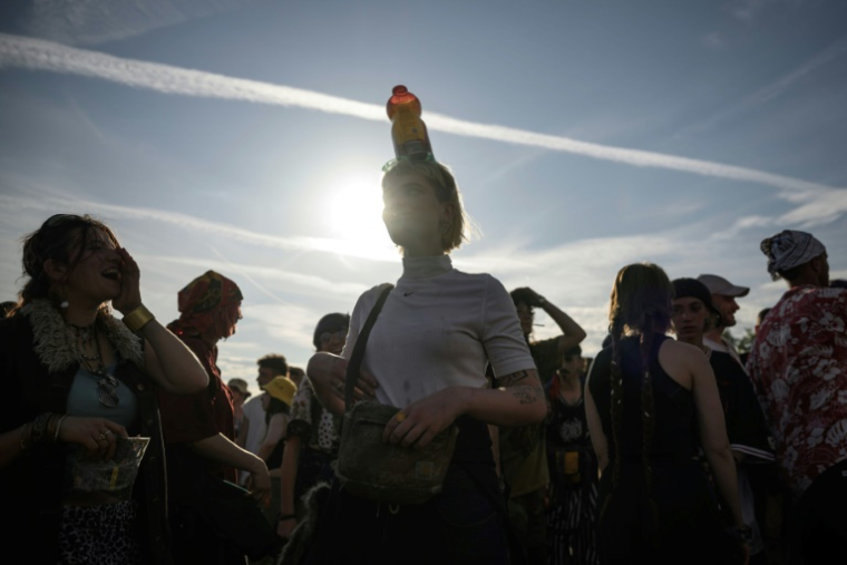 Des participants à une rave-party illégale, le 9 mai 2025 à Montvalent, dans le Lot ( AFP / Ed JONES )