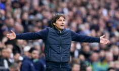 Envoyé à Manchester United, Antonio Conte joue la montre