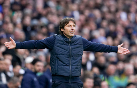 Envoyé à Manchester United, Antonio Conte joue la montre