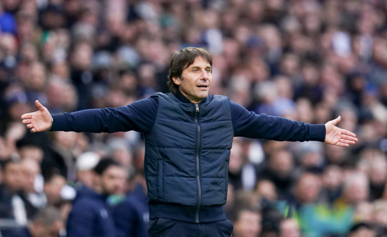 Envoyé à Manchester United, Antonio Conte joue la montre