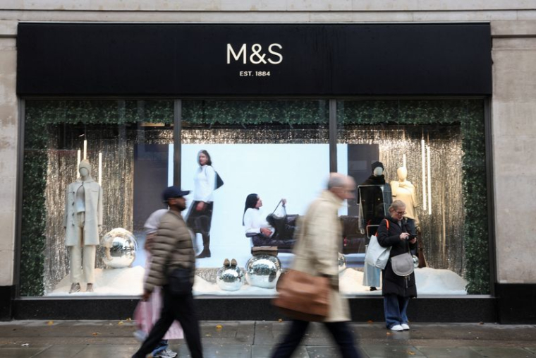 Une personne passe devant une boutique Marks & Spencer près de Marble Arch sur Oxford Street, à Londres
