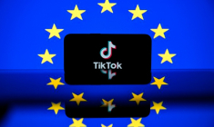 Montage photo du drapeau européen et de TikTok, créé le 26 avril 2023 ( AFP / Lionel BONAVENTURE )