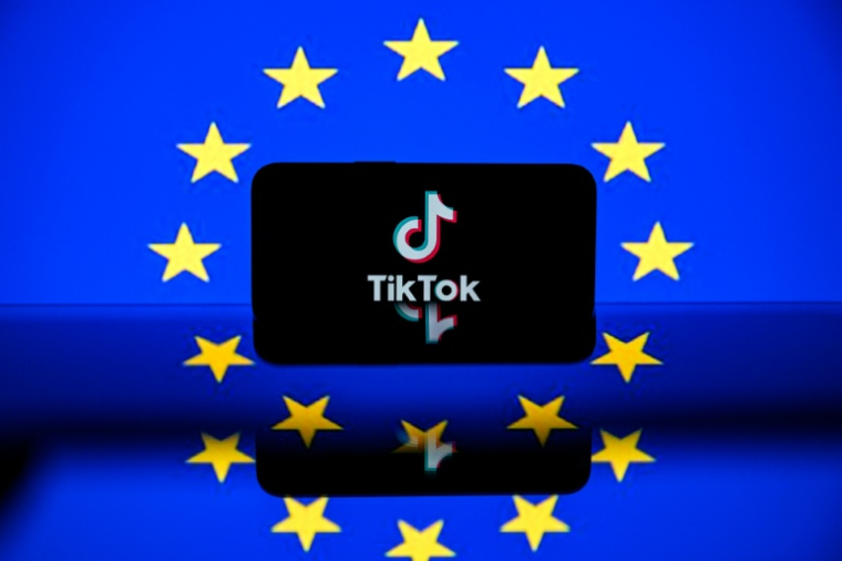Montage photo du drapeau européen et de TikTok, créé le 26 avril 2023 ( AFP / Lionel BONAVENTURE )