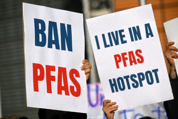 Manifestation contre les PFAS de militants pour l'environnement devant la Commission européenne à Bruxelles le 5 mars 2026 ( AFP / Nicolas TUCAT )