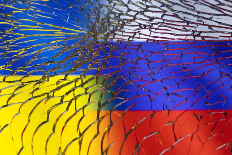 Illustration des drapeaux de l'Ukraine et des drapeaux russes vus à travers du verre brisé
