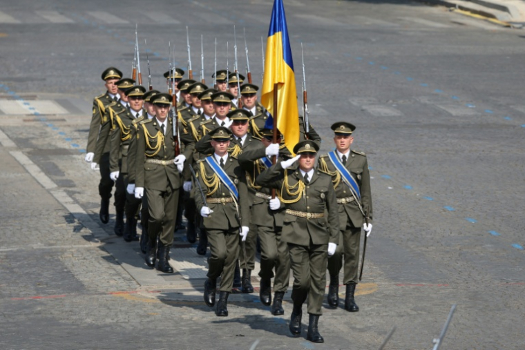 Un contingent ukrainien défile sur les Champs-Elysées le 14 juillet 2026 ( AFP / Ludovic MARIN )