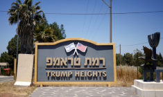 Panneau d'entrée de la colonie Trump Heights, le 19 juin 2026. ( AFP / Jalaa MAREY )