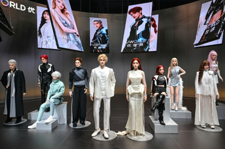 Des robots androïdes U1 présentés à Shenzen, le 30 juin 2026 dans la province chinoise du Guangdong ( AFP / ADEK BERRY )