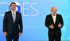 Les candidats à la présidence du Brésil, Flavio Bolsonaro (g.) et Luiz Inacio Lula da Silva, lors d'un débat présidentiel avant le second tour, le 23 octobre 2026 à Rio de Janeiro ( AFP / Pablo Porciúncula )