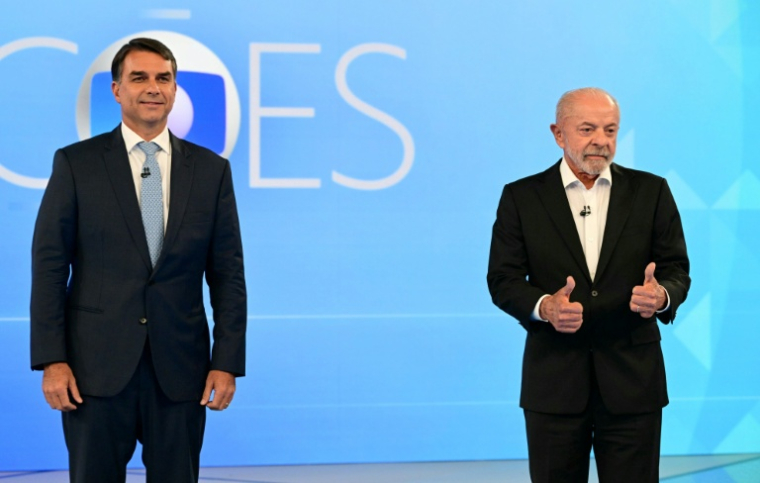 Les candidats à la présidence du Brésil, Flavio Bolsonaro (g.) et Luiz Inacio Lula da Silva, lors d'un débat présidentiel avant le second tour, le 23 octobre 2026 à Rio de Janeiro ( AFP / Pablo Porciúncula )