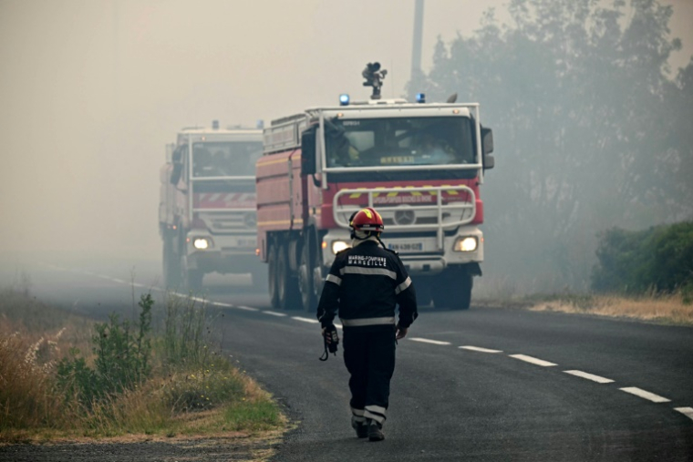 Des pompiers mobilisés contre l'important incendie dans l'Aude, ici près de Fontjoncouse, le 6 août 2025 ( AFP / Lionel BONAVENTURE )