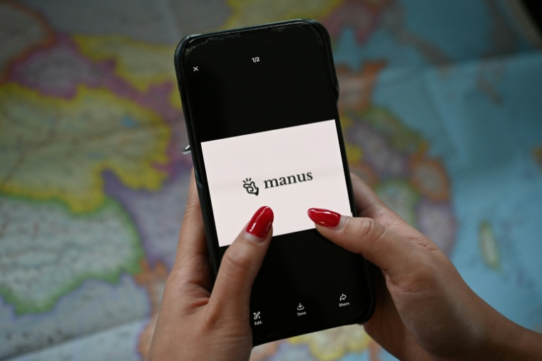 Logo Manus, sur un téléphone mobile, à Pékin le 28 avril 2026. ( AFP / GREG BAKER )