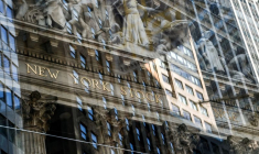 Panneaux publicitaires à l'extérieur de la Bourse de New York (NYSE) à Manhattan, New York.