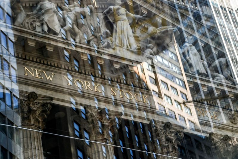 Panneaux publicitaires à l'extérieur de la Bourse de New York (NYSE) à Manhattan, New York.