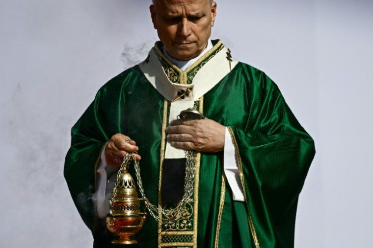 Le pape Léon XIV célèbre le 3 août 2025 une messe en plein air devant plus d'un million de jeunes pèlerins, en clôture d'un Jubilé qui a attiré des catholiques du monde entier près de RomeLes célébrations qui ont duré une semaine s'achèvent ce dimanche, point culminant de l'année sainte du Jubilé, au lendemain d'une veillée géante dans le vaste espace ouvert en périphérie de la ville.Samedi soir, avant la veillée, les organisateurs ont fait état de la présence de 800.000 personnes. Dimanche, le Vatican a annoncé que ce nombre était passé à un million de personnes. La plupart des participants ont dormi à même le sol sous des tentes, dans des sacs de couchage ou sur des nattes, en attendant la messe de dimanche sous un ciel ensoleillé.Au son de la musique d'une chorale, des évêques vêtus de vert ont commencé à remplir l'énorme scène - couverte d'une arche dorée et d'une croix massive - avant que le pape, arrivé par hélicoptère, ne commence la messe.Le Vatican a indiqué que 450 évêques et environ 700 prêtres participaient à la messe.L'atmosphère festive a atteint son apogée samedi, avant la veillée, et la chaîne de télévision italienne Rai l'a qualifiée de "Woodstock" catholique.Des centaines de milliers de jeunes ont campé sur le site poussiéreux en plein air, grattant des guitares ou chantant, roupillant, tandis que la musique fusait de la scène où une série de groupes religieux divertissaient la foule.- "Tellement heureux" - Le pape a été accueilli par des cris et des applaudissements assourdissants après son arrivée en hélicoptère samedi, alors qu'il faisait le tour du site en papamobile.D'une superficie de plus de 500.000 mètres carrés, le terrain a la taille d'environ 70 terrains de football.Andy Hewellyn, un étudiant britannique, s'est installé devant un immense écran installé pour ceux qui se trouvent loin de la scène."Je suis tellement heureux d'être ici, même si je suis un peu loin du pape. Je savais à quoi m'attendre", a-t-il dit à l'AFP."L'essentiel, c'est que nous soyons tous ensemble", a-t-il assuré.Le pèlerinage des jeunes a eu lieu environ trois mois après le début du pontificat de Léon et 25 ans après que l'ancien pape Jean-Paul II ait organisé le dernier rassemblement similaire à Rome.L'Eglise a prévu une série d'événements pour les jeunes pèlerins au cours de la semaine, notamment la transformation du Circus Maximus - où se déroulaient les courses de chars dans la Rome antique - en un confessionnal en plein air.ams/cn /pz ( AFP / Filippo MONTEFORTE )