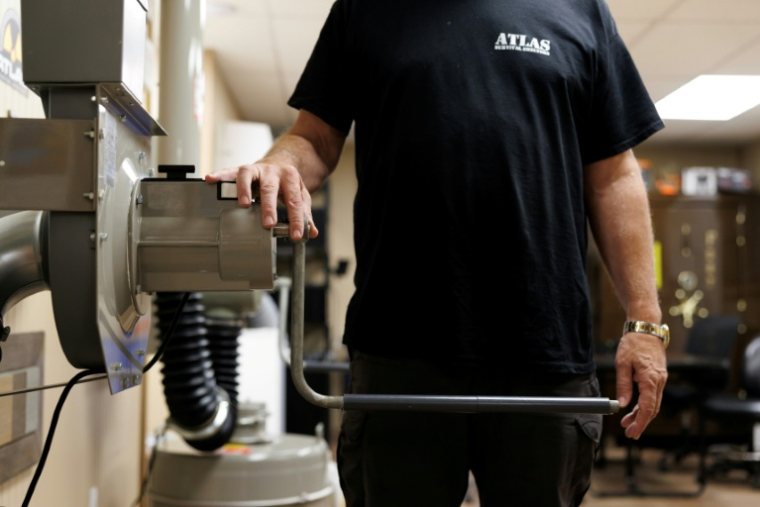 Ron Hubbard montre une manivelle de système de filtration d'air à l'usine Atlas Survival Shelters de Sulphur Springs, au Texas, le 7 mars 2026 ( AFP / Mark Felix )