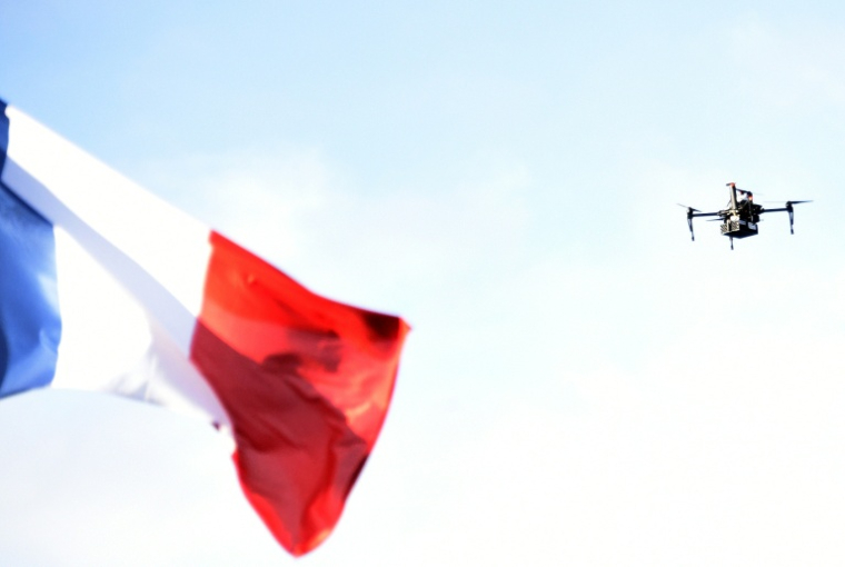 La France renforce à marche forcée la lutte antidrones (LAD) sur le territoire national face à une menace de plus en plus pressante ( AFP / FRANCOIS LO PRESTI )
