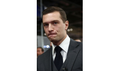 Le président du parti d'extrême droite français RN Bardella visite le salon de la défense Eurosatory pour faire campagne en faveur d'élections législatives anticipées