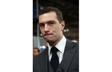 Le président du parti d'extrême droite français RN Bardella visite le salon de la défense Eurosatory pour faire campagne en faveur d'élections législatives anticipées