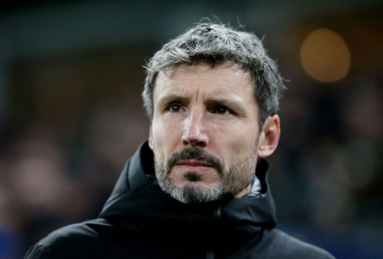 L'entraîneur du Royal Antwerp, Mark van Bommel, avant le match Shakhtar Donetsk - Royal Antwerp