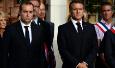 Sébastien Lecornu et Emmanuel Macron à Bormes-les-Mimosas, le 17 août 2017. ( POOL / CHRISTOPHE SIMON )
