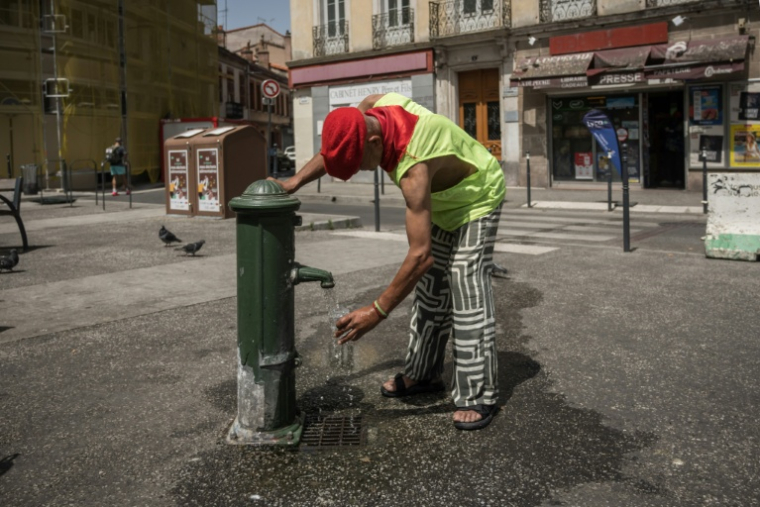 Un homme remplit un verre d'eau à une fontaine publique à Toulouse, lors d'un épisode de canicule en France, le 22 juin 2026 ( AFP / Ed JONES )