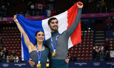 Les Français Laurence Fournier Beaudry et Guillaume Cizeron, champions olympiques de danse sur glace, le 11 février 2026 aux JO de Milan Cortina ( AFP / Gabriel BOUYS )