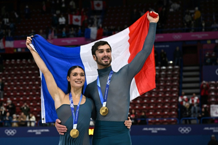 Les Français Laurence Fournier Beaudry et Guillaume Cizeron, champions olympiques de danse sur glace, le 11 février 2026 aux JO de Milan Cortina ( AFP / Gabriel BOUYS )