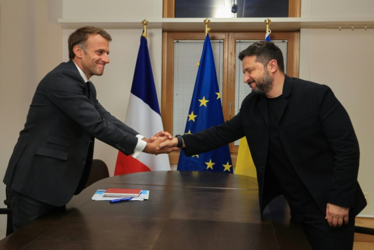 Le président français Emmanuel Macron, à gauche, avec à sa droite le président ukrainien Volodymyr Zelensky, à Bruxelles le 15 octobre 2026 ( POOL / Ludovic MARIN )