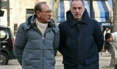 L'ex-maire de Paris Bertrand Delanoë et le candidat PS à la mairie de Paris sur un marché de la capitale, le 11 janvier 2026 ( AFP / Bertrand GUAY )