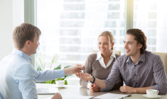 Trouver la personne qui paie avec régularité son loyer, est autonome et, lorsqu’elle quitte l’appartement, rend son logement en bon état n'est pas chose facile. Quelques règles pour vous y aider. (crédit : Adobe Stock)