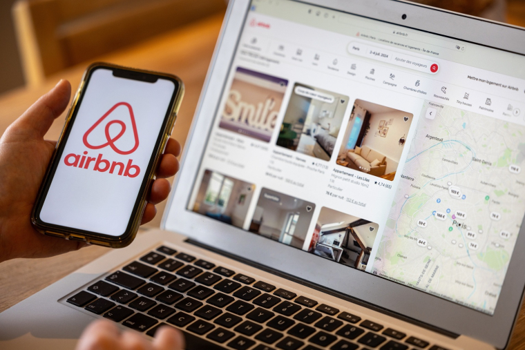 À Paris, Airbnb représente 76% des annonces et 90% de celles-ci concernent des logements entiers. (crédit: Adobe Stock)