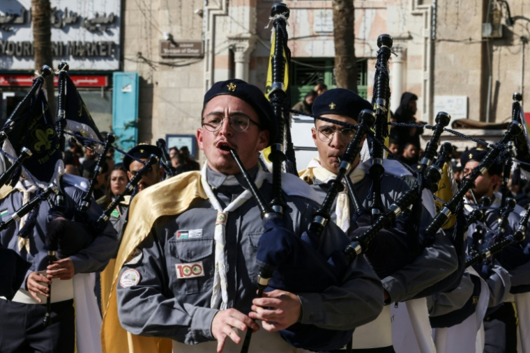 Une parade de scouts lors des célébrations de la veille de Noël sur la place de la Mangeoire, devant l'église de la Nativité à Bethléem, en Cisjordanie occupée, le 24 décembre 2025. ( AFP / HAZEM BADER )