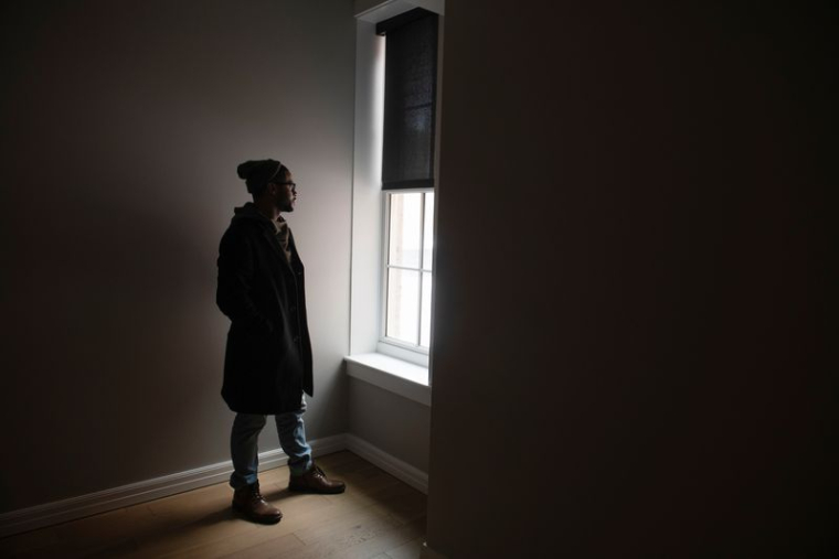 Un homme dans un nouvel appartement à Erie, en Pennsylvanie, États-Unis