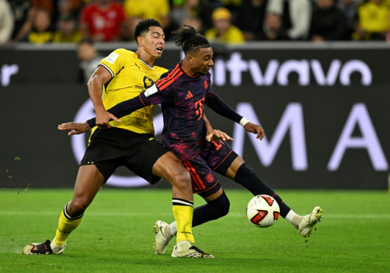 L'attaquant français Michael Olise du Bayern Munich (à droite) à la lutte avec le milieu de terrain anglais du Borussia Dortmund, Jobe Bellingham, lors de la Supercoupe d'Allemagne à Dortmund, le 22 août 2026. ( AFP / INA FASSBENDER )