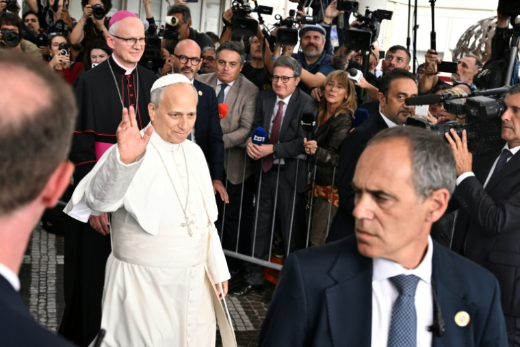 Le pape Léon XIV quitte l’hôpital Gemelli, quatre jours après une intervention chirurgicale pour retirer une tumeur cancéreuse de son poumon droit, le 17 octobre 2026 à Rome ( AFP / Tiziana FABI )